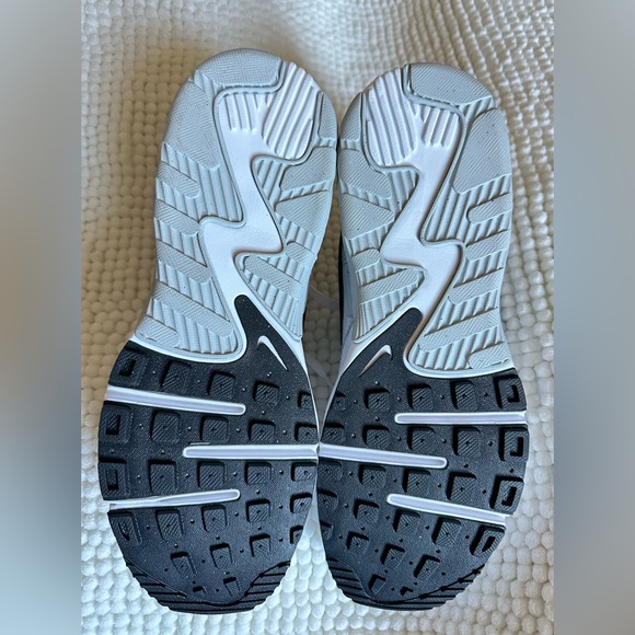 NEW. Women’s Nike Air Max Excee White Sneakers Size 10 - Picture 13 of 14